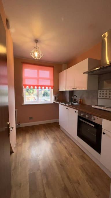 Palaz 6 - 2 Bedroom Flat เอ็ดมันตัน ภายนอก รูปภาพ